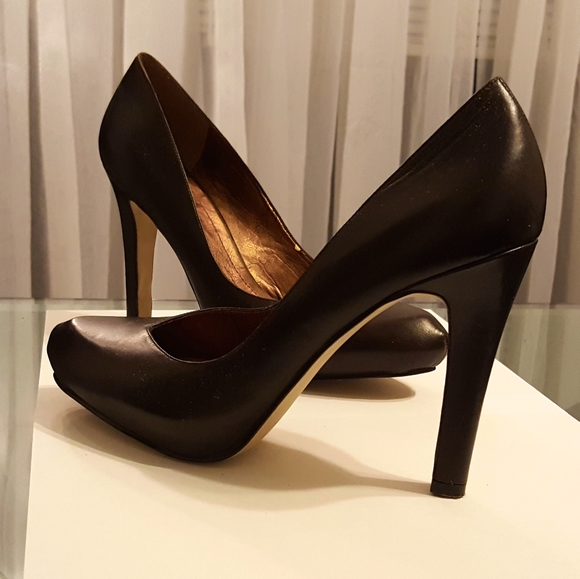 dark brown pump